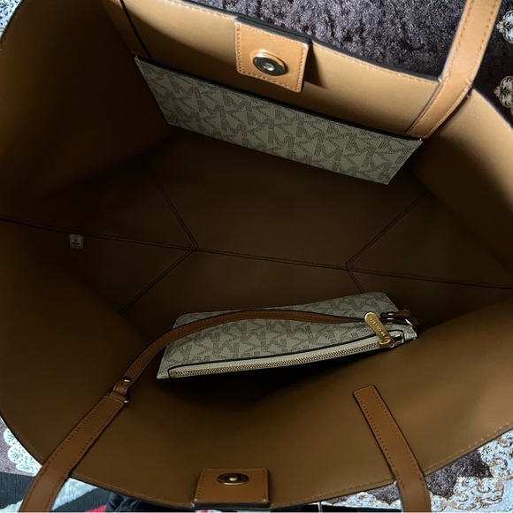 MICHAEL KORS Vanilla Signature Print Canvas Gold-Tone Snap Closure Tote Bag - Picture 6 of 10